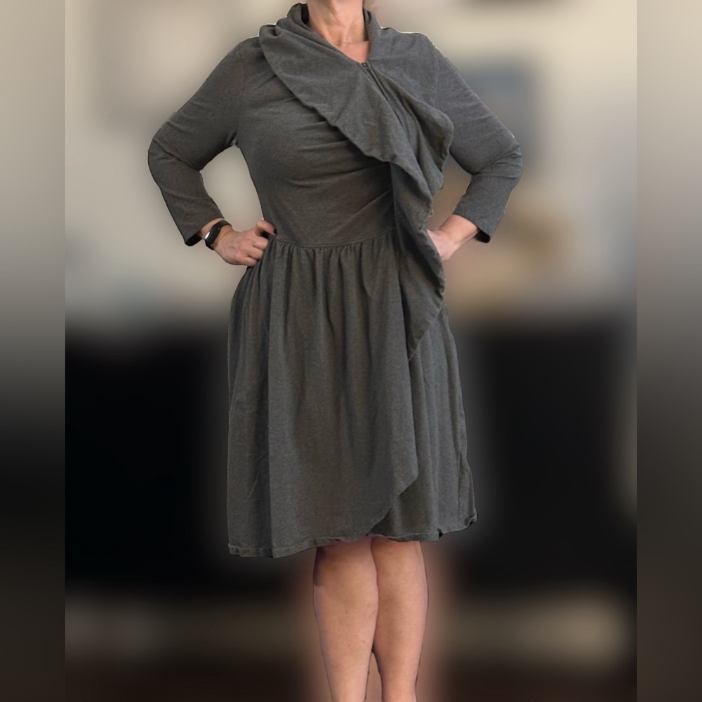 Eshakti grey collar detail/zip top. Faux wrap skirt. Very flattering 1X 18W